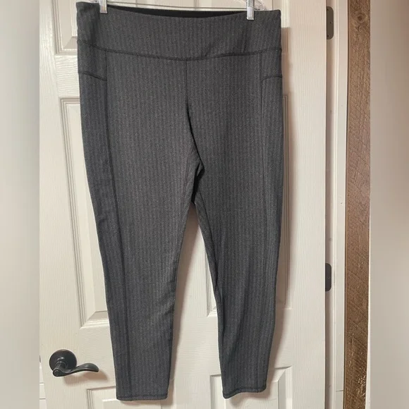 MAURICES In Motion Leggings Grey/Black pattern Plus
Size 2 - Picture 2 of 5
